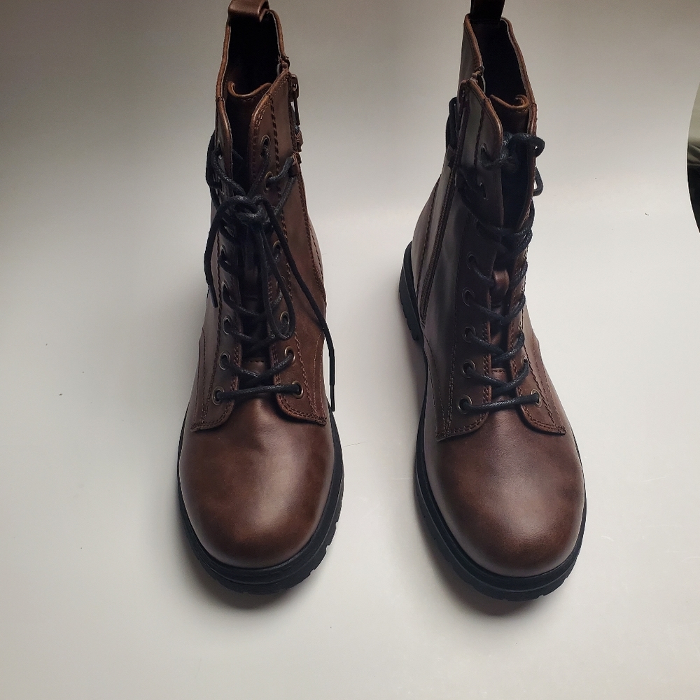 Boot - Picture 2 of 6